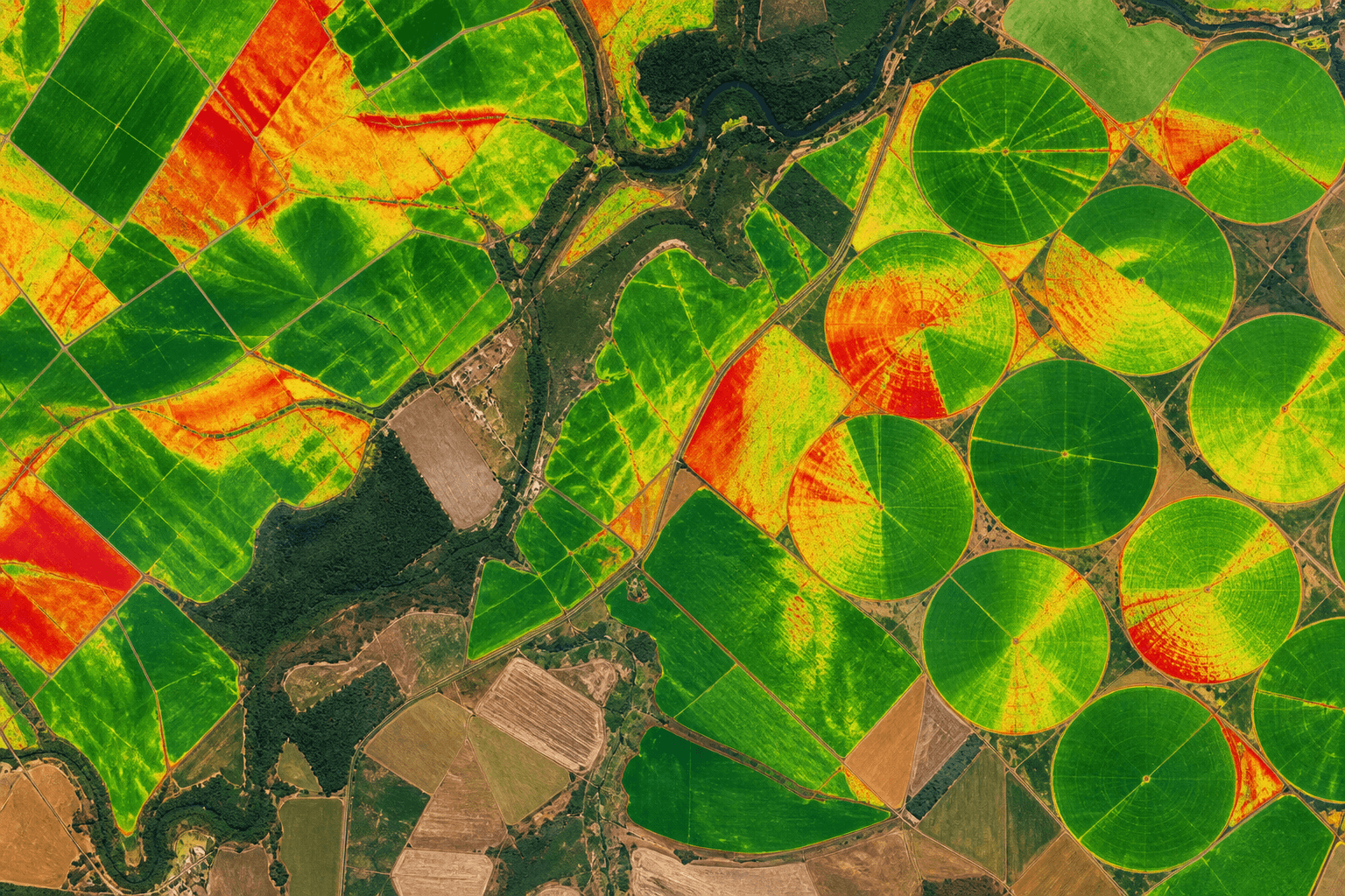 Visão de satélite sobre lavouras brasileiras com overlay de cores NDVI indicando vigor vegetal